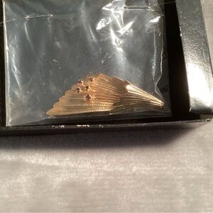 Sarah Coventry brooch. Vintage NIB